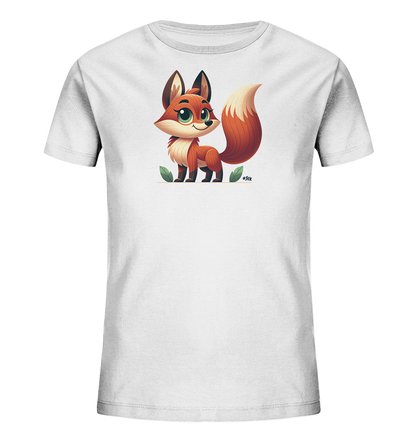 Onlineshop Shirts fuer Kinder - Das Bild zeigt ein weisses T-Shirt fuer Kinder mit einem niedlichen Fuchsmotiv auf der Vorderseite. Der Fuchs ist im Comic-Stil gestaltet, hat grosse gruene Augen und steht zwischen gruenen Blaettern. Sein Fell ist orange-braun mit weissen Akzenten und er hat einen buschigen Schwanz. Das Design wirkt freundlich und verspielt.