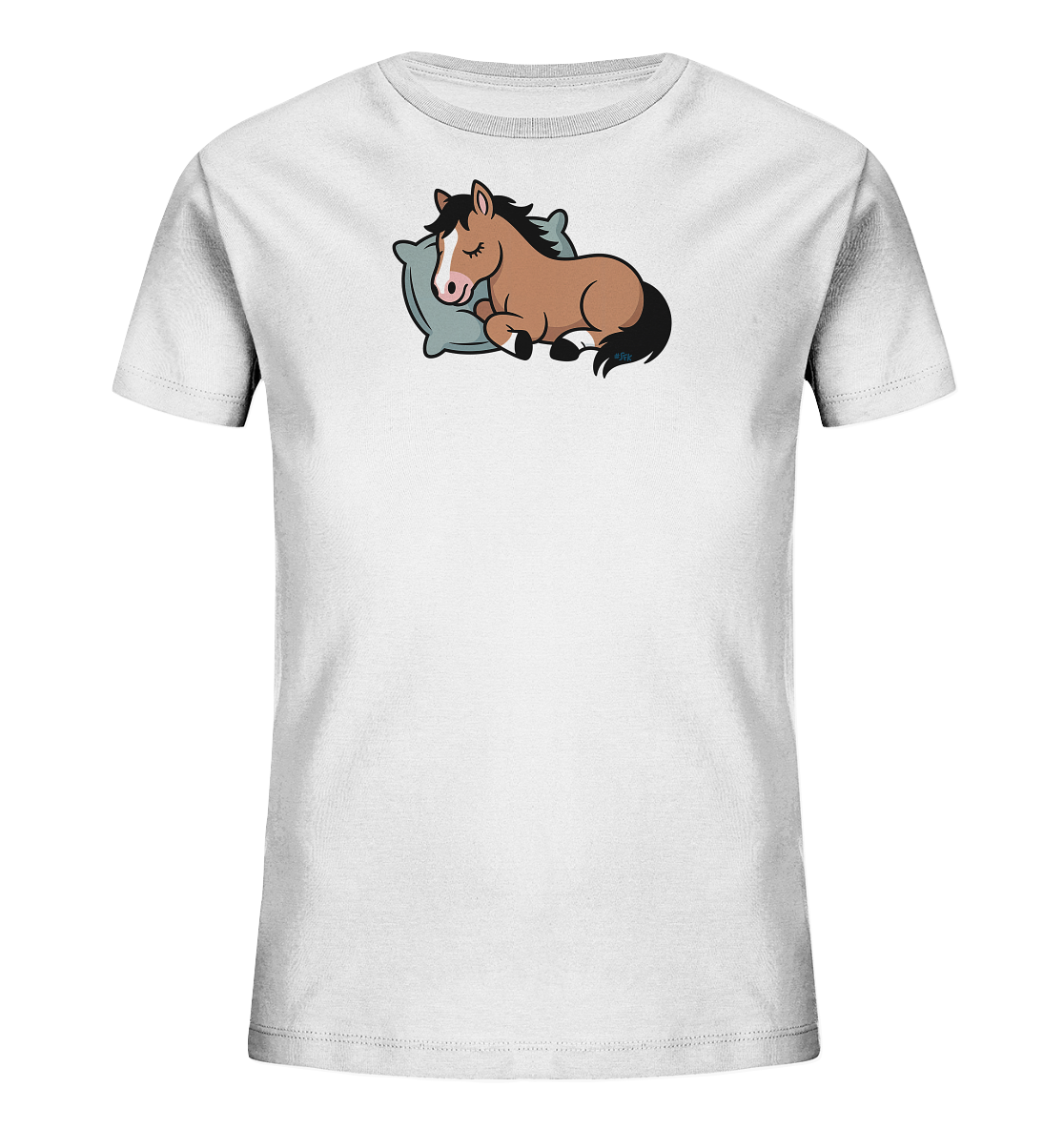 Onlineshop Shirts fuer Kinder - Das Bild zeigt ein weisses Kinder-T-Shirt mit einem niedlichen Motiv eines schlafenden Pferdes auf der Brust. Das cartoonartige, braune Pferd mit schwarzer Maehne und Schweif liegt friedlich schlafend auf einem hellblauen Kissen. Seine Augen sind geschlossen, was einen ruhigen und entspannten Ausdruck verleiht. Dieses charmante Design ist ideal fuer Kinder und vermittelt eine beruhigende Atmosphaere.
