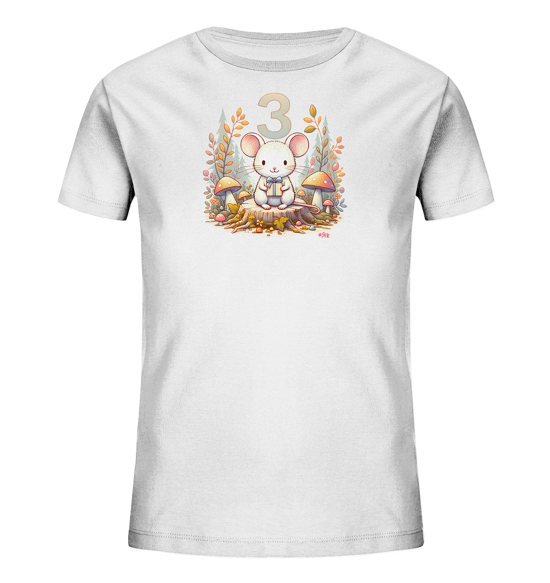 Onlineshop Shirts fuer Kinder - Das Bild zeigt ein weisses T-Shirt fuer Kinder mit einer niedlichen Grafik in herbstlichen Farben. Zu sehen ist eine kleine Maus mit einem Geschenk sitzend auf einem Baumstumpf, umgeben von Blaettern und Pilzen. Über dem Motiv ist die Zahl '3' in einer hellen Farbe platziert. Das Design ist detailreich und liebevoll gestaltet.