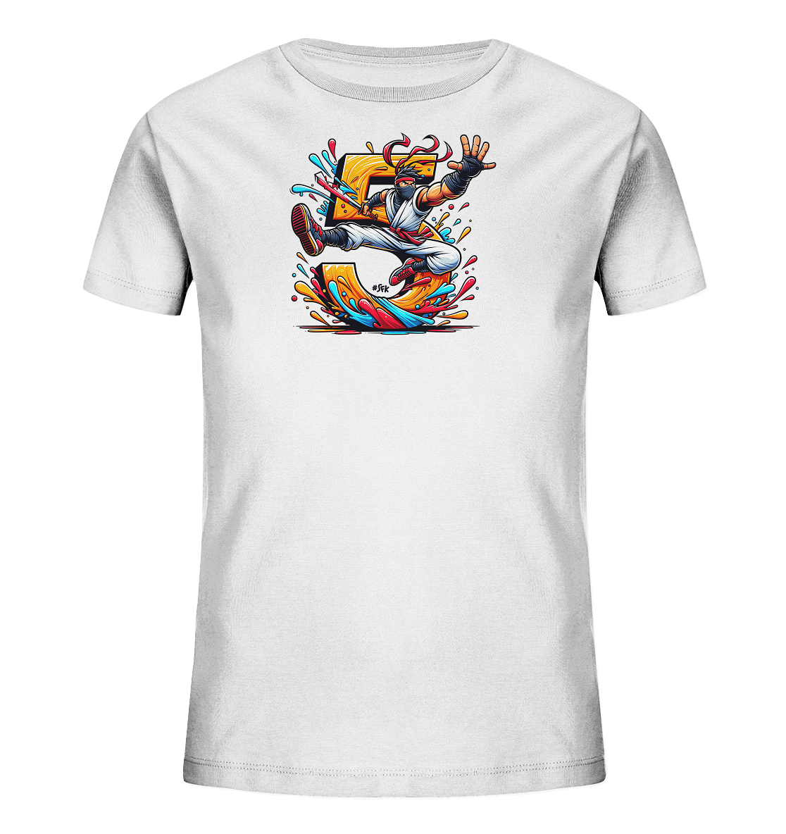 Onlineshop Shirts fuer Kinder - Weisses T-Shirt mit einem dynamischen Motiv der Zahl '5', einem springenden Charakter und bunten Farbspritzern.