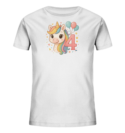 Onlineshop Shirts fuer Kinder - Das Bild zeigt ein weisses T-Shirt fuer Kinder mit einem farbenfrohen Druck. Zu sehen ist ein niedliches Cartoon-Einhorn mit Regenbogenmaehne und goldenem Horn. Daneben ist die Zahl '4' in Rot abgebildet, begleitet von mehreren Ballons in Blau und Rosa. Kleine Herzen und Sterne runden das verspielte Design ab.