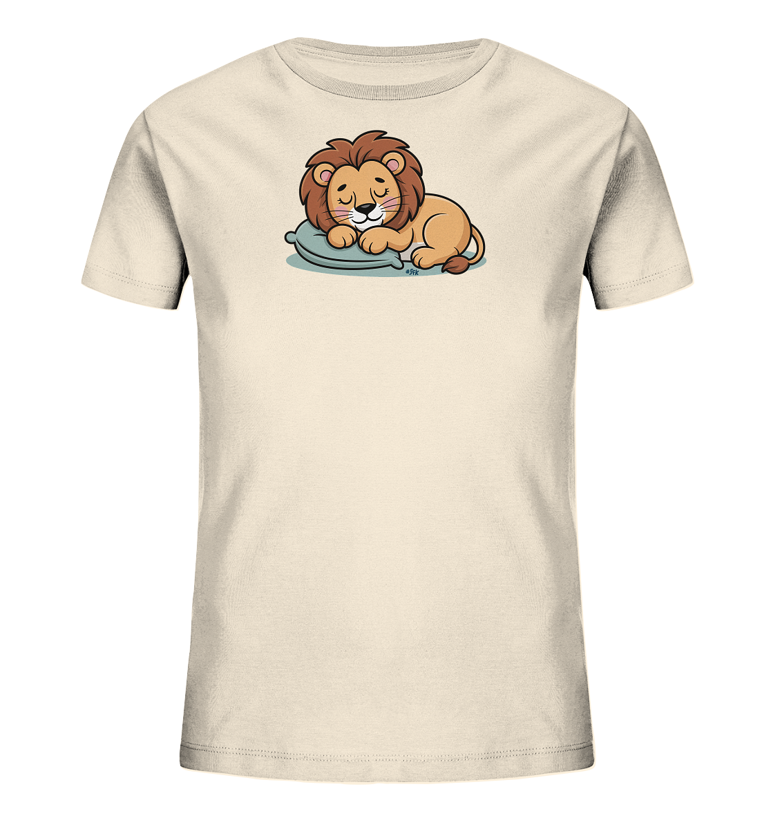 Onlineshop Shirts fuer Kinder - Das Bild zeigt ein hellbeiges Kinder-T-Shirt mit einem niedlichen Motiv eines schlafenden Loewen. Der Cartoon-Loewe liegt friedlich auf einem hellblauen Kissen, die Augen geschlossen und ein sanftes Laecheln auf dem Gesicht. Sein braunes Fell und die dichte Maehne sind detailreich dargestellt. Das Design verleiht dem Shirt einen ruhigen und verspielten Charakter, ideal fuer junge Traeger.
