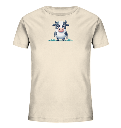 Onlineshop Shirts fuer Kinder - Das Bild zeigt ein cremefarbenes T-Shirt fuer Kinder mit einem niedlichen Cartoon-Motiv. Eine freundliche schwarz-weisse Kuh mit grossen Augen und rosa Nase steht auf einer gruenen Wiese. Das Design ist zentral auf der Vorderseite platziert und verleiht dem Shirt einen froehlichen Look.