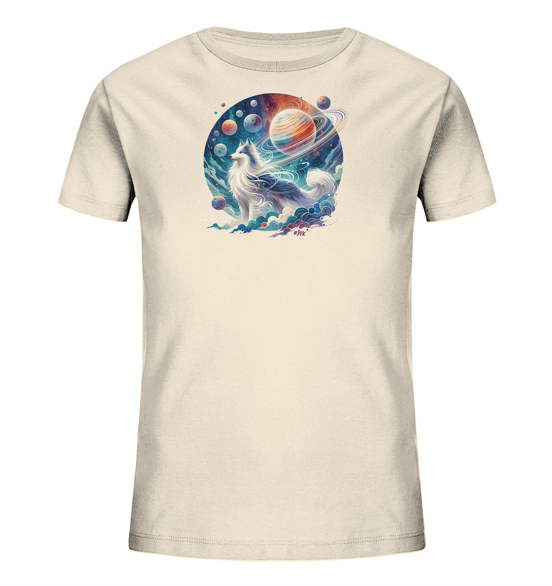 Onlineshop Shirts fuer Kinder - Das Bild zeigt ein cremefarbenes T-Shirt mit einem runden Druck auf der Vorderseite. Dieser Druck zeigt ein fantasievolles, wolfartiges Wesen mit weissem Fell, das auf Wolken vor einer kosmischen Szene steht. Im Hintergrund sind Planeten, Ringe und Sterne in leuchtenden Farben abgebildet. Das Design vermittelt einen Eindruck von Magie und Universum.