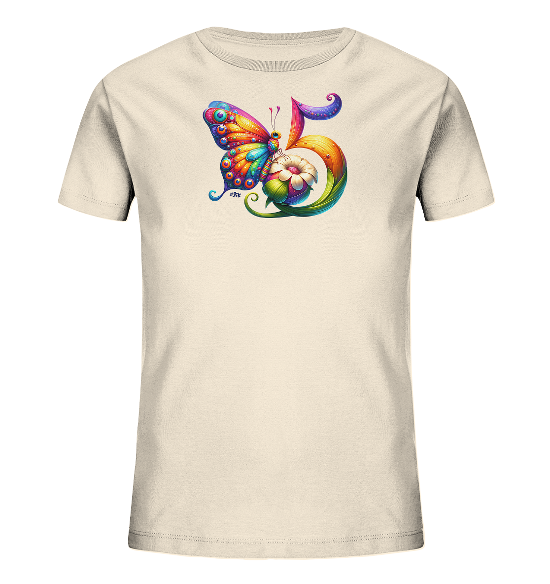 Onlineshop Shirts fuer Kinder - Das Bild zeigt ein hellbeiges Kinder-T-Shirt mit einem farbenfrohen Druck auf der Vorderseite. Das Design beinhaltet einen detailreichen Schmetterling, der neben einer stilisierten Zahl '5' sitzt, die von einer Blume umrankt ist. Die Farben sind lebendig und strahlend, was dem Motiv eine froehliche Ausstrahlung verleiht. Das Zusammenspiel von Tier, Zahl und Natur schafft ein ansprechendes Bild.