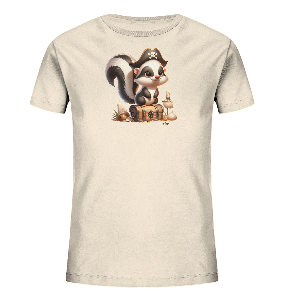 Onlineshop Shirts fuer Kinder - Das Bild zeigt ein beigefarbenes Kinder T-Shirt mit einem lustigen Motiv. Darauf ist ein niedliches Cartoon-Stinktier abgebildet, das einen Piratenhut traegt. Es sitzt auf einer Schatztruhe, umgeben von Kerzen und anderen kleinen Gegenstaenden. Das Design ist detailliert und verspielt, perfekt fuer kleine Abenteurer.