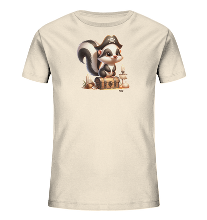 Onlineshop Shirts fuer Kinder - Das Bild zeigt ein beigefarbenes Kinder T-Shirt mit einem lustigen Motiv. Darauf ist ein niedliches Cartoon-Stinktier abgebildet, das einen Piratenhut traegt. Es sitzt auf einer Schatztruhe, umgeben von Kerzen und anderen kleinen Gegenstaenden. Das Design ist detailliert und verspielt, perfekt fuer kleine Abenteurer.