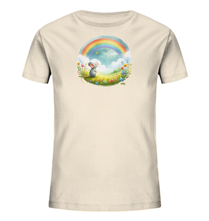 Onlineshop Shirts fuer Kinder - Das Bild zeigt ein cremefarbenes T-Shirt fuer Kinder mit einer runden Illustration auf der Vorderseite. Die Grafik stellt eine kleine Maus dar, die in einem Blumenfeld sitzt und zu einem bunten Regenbogen aufblickt. Über dem Feld schwebt ein Schmetterling. Die Szene vermittelt eine friedliche und naturverbundene Atmosphaere.