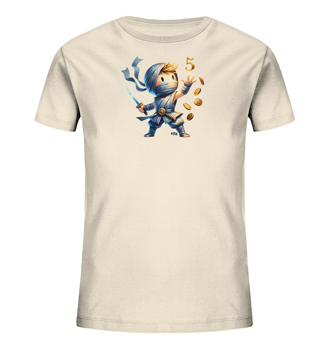 Onlineshop Shirts fuer Kinder - Das Bild zeigt ein beiges Kinder T-Shirt mit einer Grafik eines niedlichen Charakters, der als Ninja gekleidet ist. Der Charakter haelt ein Schwert und jongliert mit goldenen Muenzen, auf denen die Zahl fuenf zu sehen ist. Über dem Ninja ist eine grosse goldene Zahl fuenf abgebildet. Das Design wirkt verspielt und abenteuerlich.
