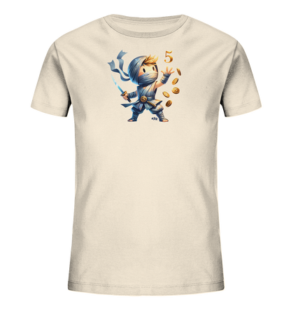 Onlineshop Shirts fuer Kinder - Das Bild zeigt ein beiges Kinder T-Shirt mit einer Grafik eines niedlichen Charakters, der als Ninja gekleidet ist. Der Charakter haelt ein Schwert und jongliert mit goldenen Muenzen, auf denen die Zahl fuenf zu sehen ist. Über dem Ninja ist eine grosse goldene Zahl fuenf abgebildet. Das Design wirkt verspielt und abenteuerlich.