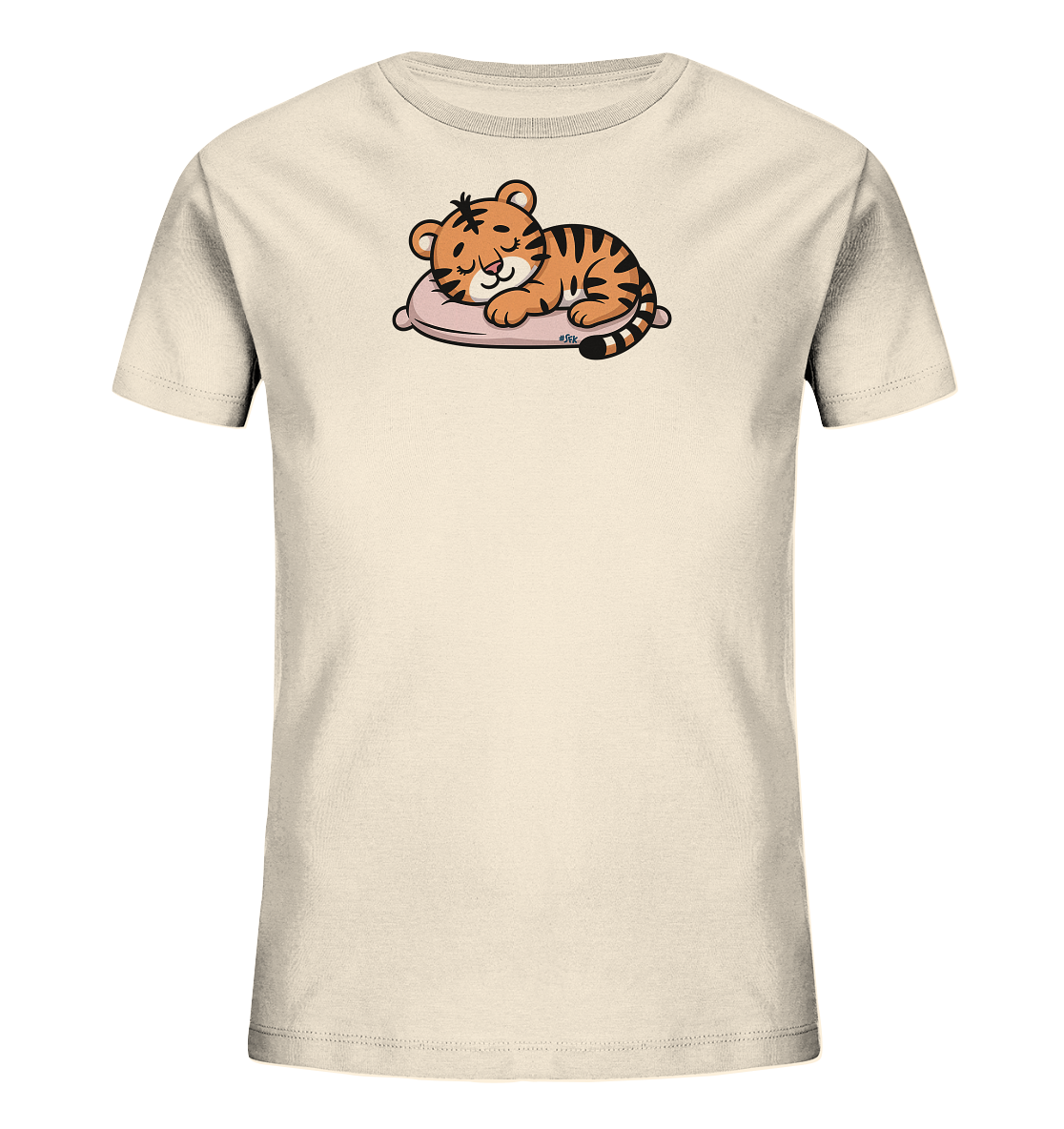 Onlineshop Shirts fuer Kinder - Das Bild zeigt ein hellbeiges Kinder-T-Shirt mit einem niedlichen Print. Darauf ist ein kleiner, schlafender Cartoon-Tiger zu sehen, der gemuetlich auf einem rosa Kissen liegt. Der Tiger hat orangefarbenes Fell mit schwarzen Streifen und ein friedliches Aussehen. Das Design ist verspielt und vermittelt eine beruhigende Stimmung.