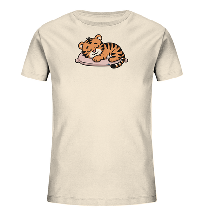 Onlineshop Shirts fuer Kinder - Das Bild zeigt ein hellbeiges Kinder-T-Shirt mit einem niedlichen Print. Darauf ist ein kleiner, schlafender Cartoon-Tiger zu sehen, der gemuetlich auf einem rosa Kissen liegt. Der Tiger hat orangefarbenes Fell mit schwarzen Streifen und ein friedliches Aussehen. Das Design ist verspielt und vermittelt eine beruhigende Stimmung.