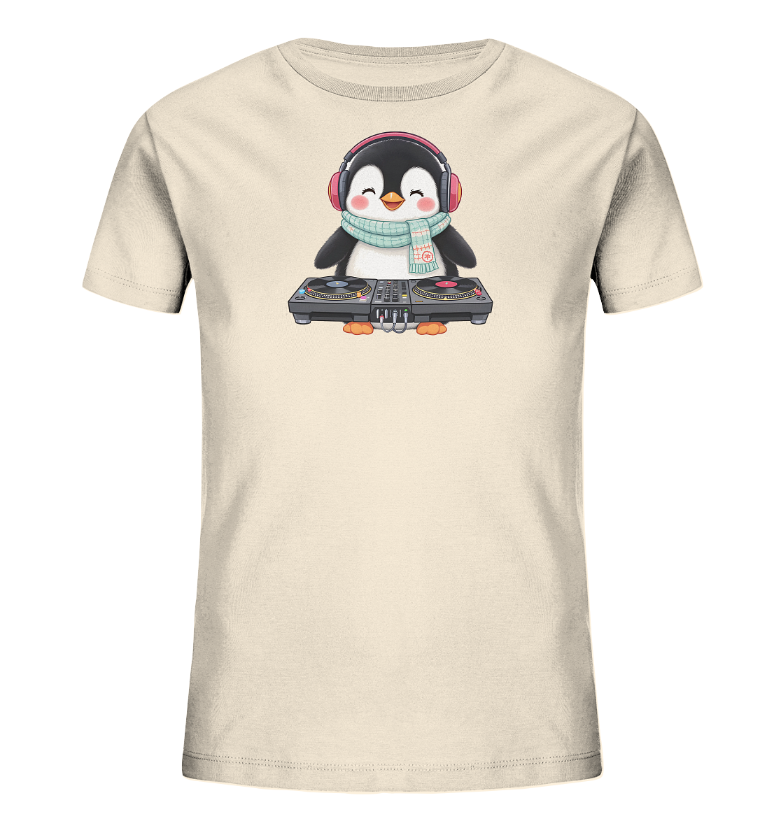 Onlineshop Shirts fuer Kinder - Das Bild zeigt ein hellbeiges Kinder-T-Shirt mit einem niedlichen Cartoon-Pinguin als Motiv. Der Pinguin traegt rote Kopfhoerer und einen hellblauen Schal mit Muster, waehrend er vor einem DJ-Mischpult steht. Er hat einen froehlichen Gesichtsausdruck mit geschlossenen Augen und einem Laecheln. Das Design verleiht dem Shirt einen spielerischen und musikalischen Charakter.