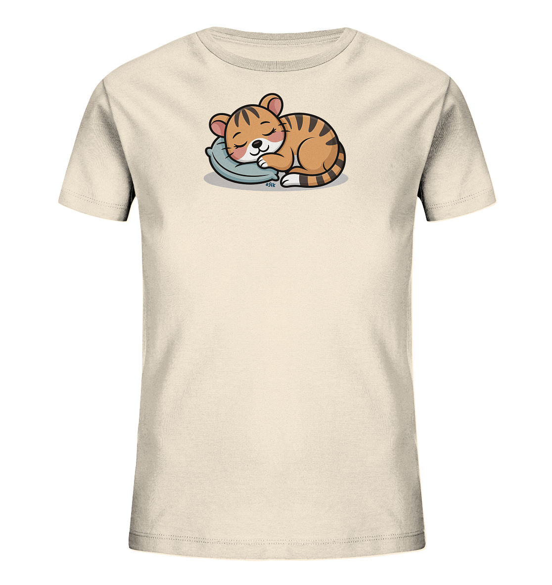 Onlineshop Shirts fuer Kinder - Das Bild zeigt ein hellbeiges Kinder-T-Shirt mit einem niedlichen Motiv eines schlafenden Tigerbabys. Das Tigerjunge liegt gemuetlich auf einem kleinen Kissen und hat die Augen geschlossen, was einen friedlichen Ausdruck vermittelt. Die Illustration ist im Cartoon-Stil gehalten, mit warmen Orange- und Brauntoenen fuer den Tiger und einem sanften Blaugrau fuer das Kissen. Dieses Design verleiht dem T-Shirt einen beruhigenden und liebevollen Charakter.