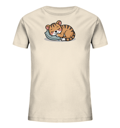 Onlineshop Shirts fuer Kinder - Das Bild zeigt ein hellbeiges Kinder-T-Shirt mit einem niedlichen Motiv eines schlafenden Tigerbabys. Das Tigerjunge liegt gemuetlich auf einem kleinen Kissen und hat die Augen geschlossen, was einen friedlichen Ausdruck vermittelt. Die Illustration ist im Cartoon-Stil gehalten, mit warmen Orange- und Brauntoenen fuer den Tiger und einem sanften Blaugrau fuer das Kissen. Dieses Design verleiht dem T-Shirt einen beruhigenden und liebevollen Charakter.