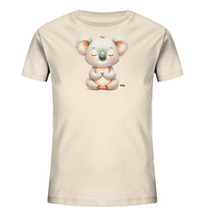 Onlineshop Shirts fuer Kinder - Das T-Shirt zeigt ein niedliches, hellbeige T-Shirt mit einem Motiv eines meditierenden Koalas. Der Koala sitzt mit geschlossenen Augen und gehaltenen Pfoten, strahlt Ruhe aus. Eine kleine Biene oder Schmetterling sitzt auf seinem Kopf, was das friedliche Bild ergaenzt. Die Illustration ist im Cartoon-Stil gehalten und sehr ansprechend.