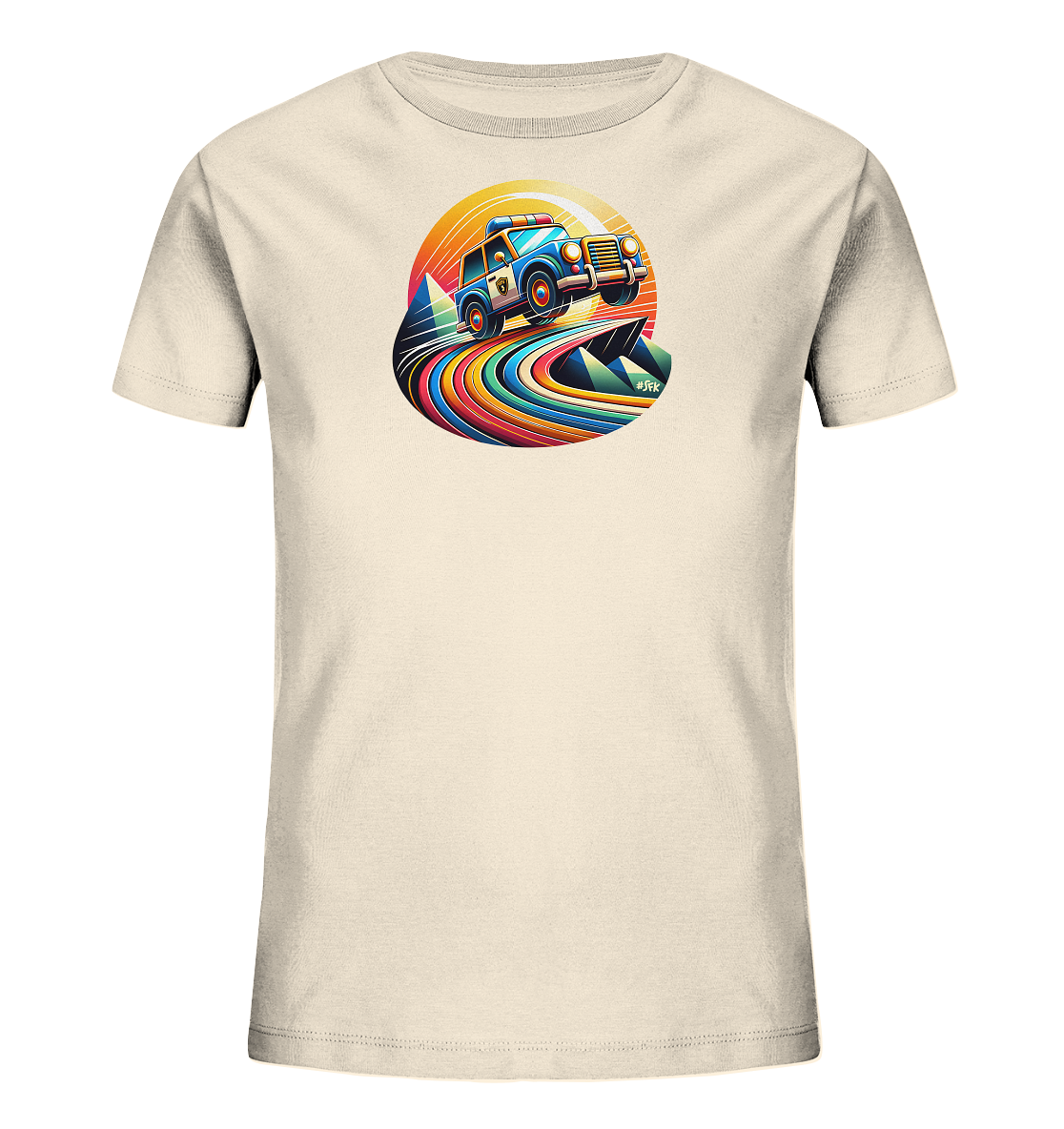 Onlineshop Shirts fuer Kinder - Das Bild zeigt ein helles T-Shirt mit einem dynamischen Aufdruck eines cartoonhaften Polizei Autos. Das Fahrzeug faehrt auf einer bunten, geschwungenen Bahn vor einem strahlenden Kreis. Bergaehnliche Formen ergaenzen das farbenfrohe Design auf der Vorderseite des Shirts. Dieses Motiv wirkt lebendig und abenteuerlich.