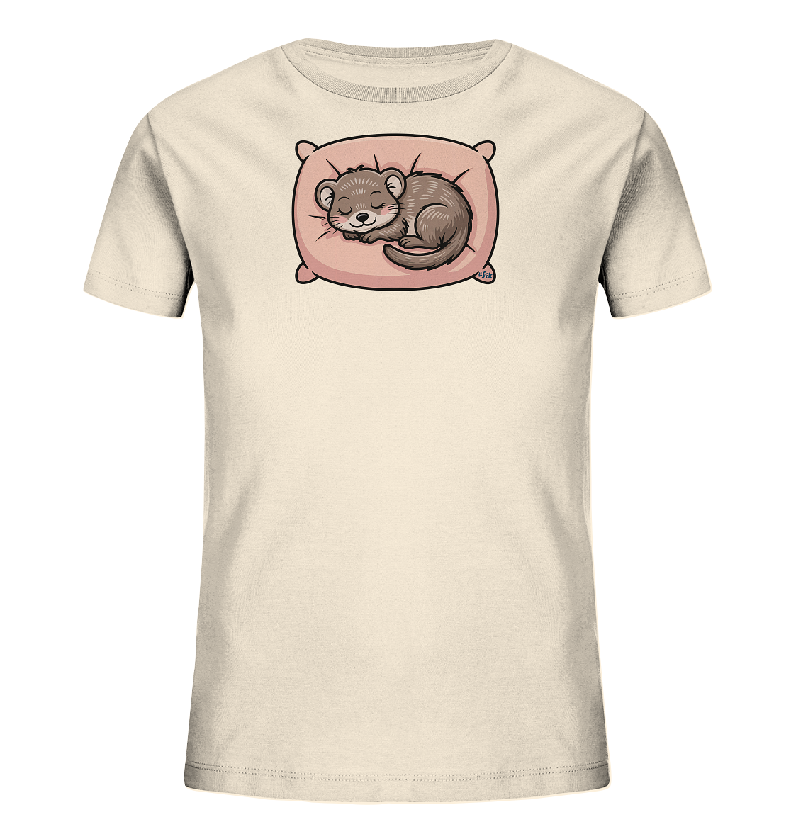 Onlineshop Shirts fuer Kinder - Das Bild zeigt ein hellbeiges Kinder-T-Shirt mit einem niedlichen Tiermotiv auf der Vorderseite. Ein kleines, braunes Nagetier schlaeft friedlich zusammengerollt auf einem rechteckigen, rosafarbenen Kissen mit vier Ecken. Das Tier hat geschlossene Augen und einen ruhigen Ausdruck. Dieses sanfte und kinderfreundliche Design verleiht dem Shirt einen besonderen Charme.