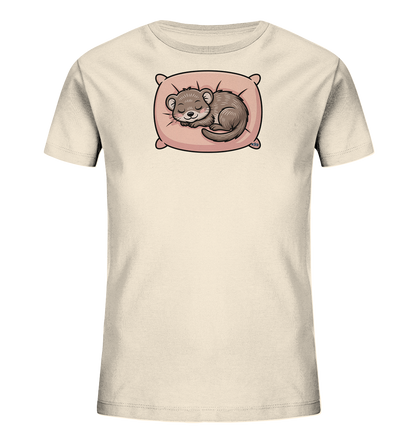 Onlineshop Shirts fuer Kinder - Das Bild zeigt ein hellbeiges Kinder-T-Shirt mit einem niedlichen Tiermotiv auf der Vorderseite. Ein kleines, braunes Nagetier schlaeft friedlich zusammengerollt auf einem rechteckigen, rosafarbenen Kissen mit vier Ecken. Das Tier hat geschlossene Augen und einen ruhigen Ausdruck. Dieses sanfte und kinderfreundliche Design verleiht dem Shirt einen besonderen Charme.