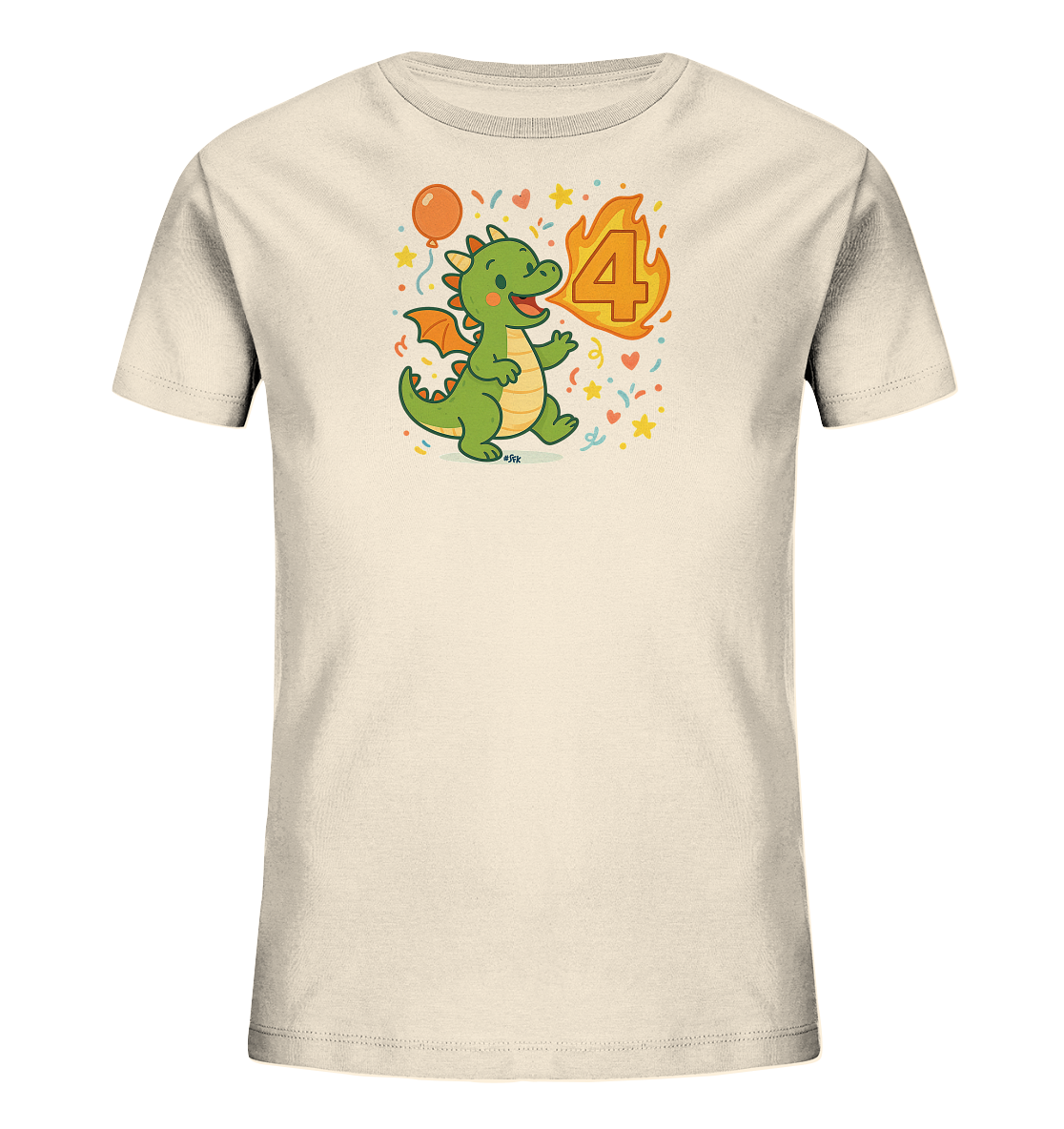Onlineshop Shirts fuer Kinder - Dieses Bild zeigt ein hellbeiges Kinder-T-Shirt mit einem farbenfrohen Aufdruck. Ein froehlicher gruener Cartoon-Drache laeuft tanzend neben einer brennenden orangen Zahl Vier. Ein orangefarbener Ballon ist am Schwanz des Drachen befestigt, und der Hintergrund ist mit Sternen und Konfetti verziert. Das Motiv eignet sich ideal fuer einen vierten Geburtstag.