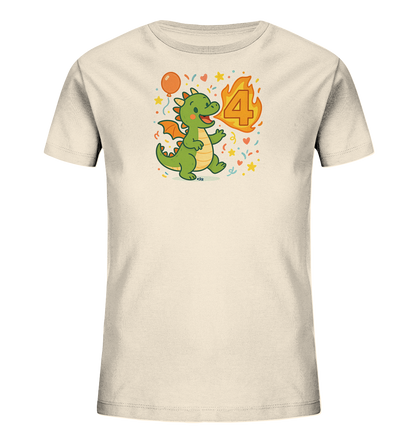 Onlineshop Shirts fuer Kinder - Dieses Bild zeigt ein hellbeiges Kinder-T-Shirt mit einem farbenfrohen Aufdruck. Ein froehlicher gruener Cartoon-Drache laeuft tanzend neben einer brennenden orangen Zahl Vier. Ein orangefarbener Ballon ist am Schwanz des Drachen befestigt, und der Hintergrund ist mit Sternen und Konfetti verziert. Das Motiv eignet sich ideal fuer einen vierten Geburtstag.