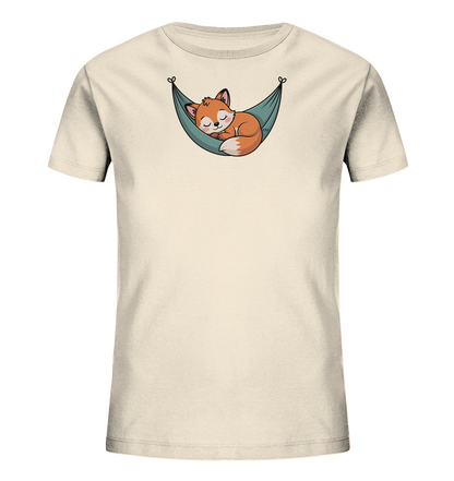 Onlineshop Shirts fuer Kinder - Das Bild zeigt ein hellbeiges Kinder-T-Shirt. Auf der Vorderseite befindet sich eine Illustration eines schlafenden Fuchses, der in einer tuerkisfarbenen Haengematte liegt. Der Fuchs ist orange-braun mit weissen Akzenten dargestellt und hat geschlossene Augen. Das gesamte Motiv strahlt Ruhe und Gemuetlichkeit aus und ist ansprechend fuer Kinder.