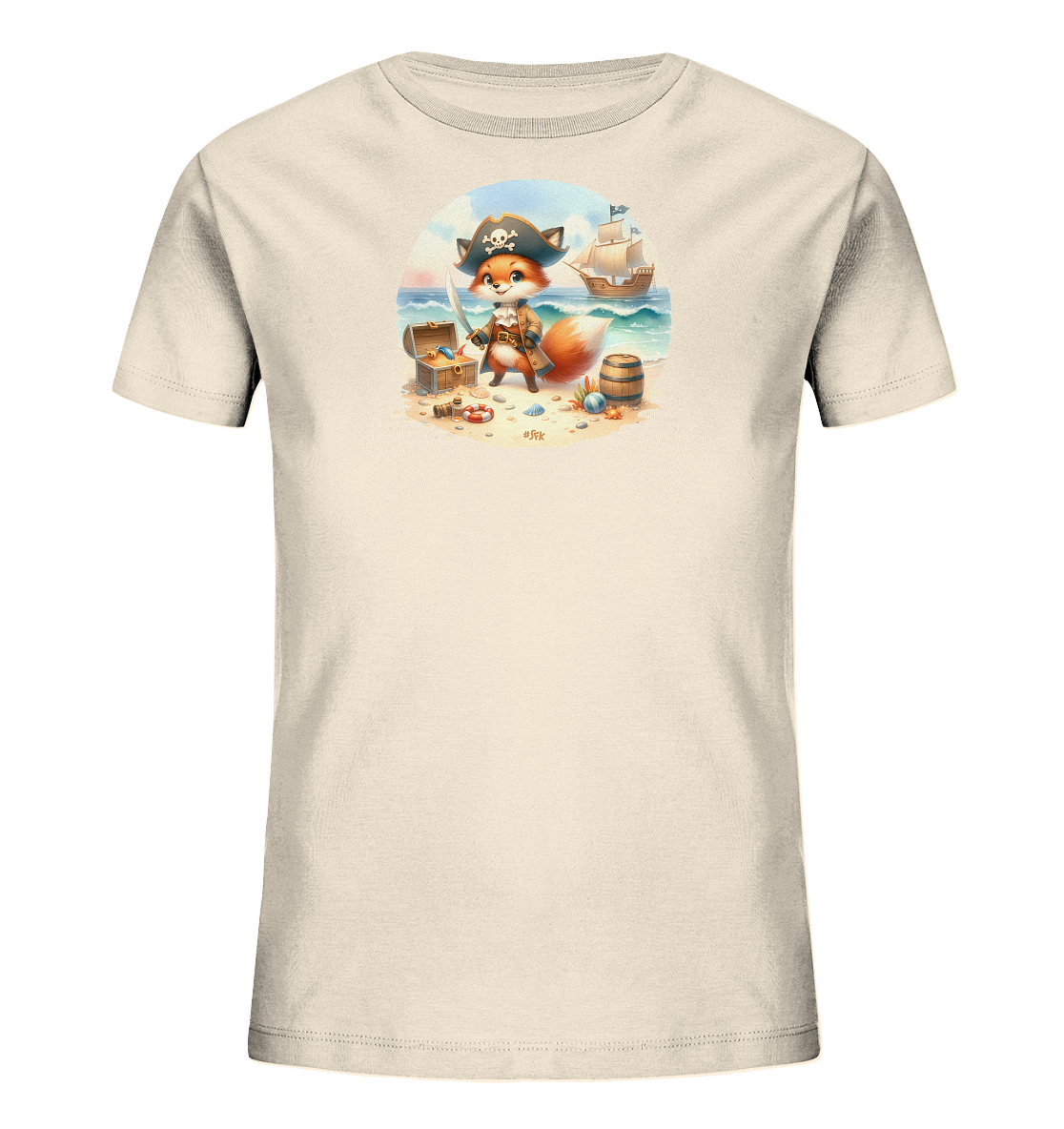 Onlineshop Shirts fuer Kinder - Das Bild zeigt ein cremefarbenes T-Shirt mit einer detaillierten Illustration. Zu sehen ist ein kleiner Fuchs in Piratenkleidung, der am Strand neben einer offenen Schatztruhe und einem Fass steht. Im Hintergrund segelt ein Piratenschiff auf dem Meer unter einem blauen Himmel. Das Motiv ist farbenfroh und verspielt.