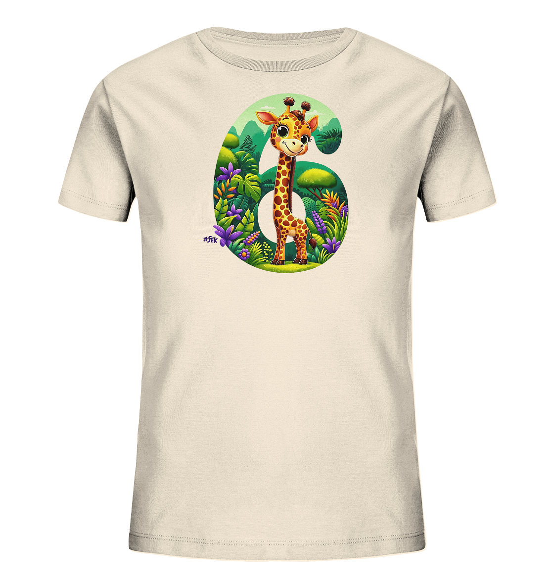 Onlineshop Shirts fuer Kinder - Das Bild zeigt ein hellbeiges Kinder-T-Shirt mit einem farbenfrohen Aufdruck auf der Vorderseite. Der Aufdruck stellt die Zahl '6' dar, gefuellt mit einer Dschungelszene, in der eine laechelnde Cartoon-Giraffe steht. Die Szene umfasst gruene Pflanzen, Blumen und Berge im Hintergrund. Das Design wirkt froehlich und detailreich.