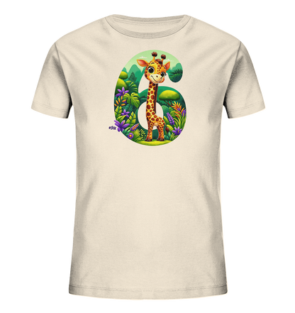 Onlineshop Shirts fuer Kinder - Das Bild zeigt ein hellbeiges Kinder-T-Shirt mit einem farbenfrohen Aufdruck auf der Vorderseite. Der Aufdruck stellt die Zahl '6' dar, gefuellt mit einer Dschungelszene, in der eine laechelnde Cartoon-Giraffe steht. Die Szene umfasst gruene Pflanzen, Blumen und Berge im Hintergrund. Das Design wirkt froehlich und detailreich.