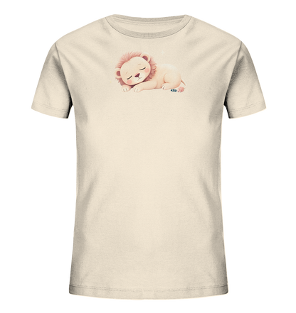 Onlineshop Shirts fuer Kinder - Das Bild zeigt ein beiges Kinder-T-Shirt mit einem niedlichen schlafenden Loewenmotiv auf der Vorderseite. Der kleine Loewe ist sanft in sich zusammengerollt dargestellt, mit geschlossenen Augen und einer rosa Maehne, was eine ruhige Szene schafft. Dieses Motiv verleiht dem Shirt einen liebenswerten und friedlichen Charakter. Das Design ist schlicht und ansprechend fuer Kinder.