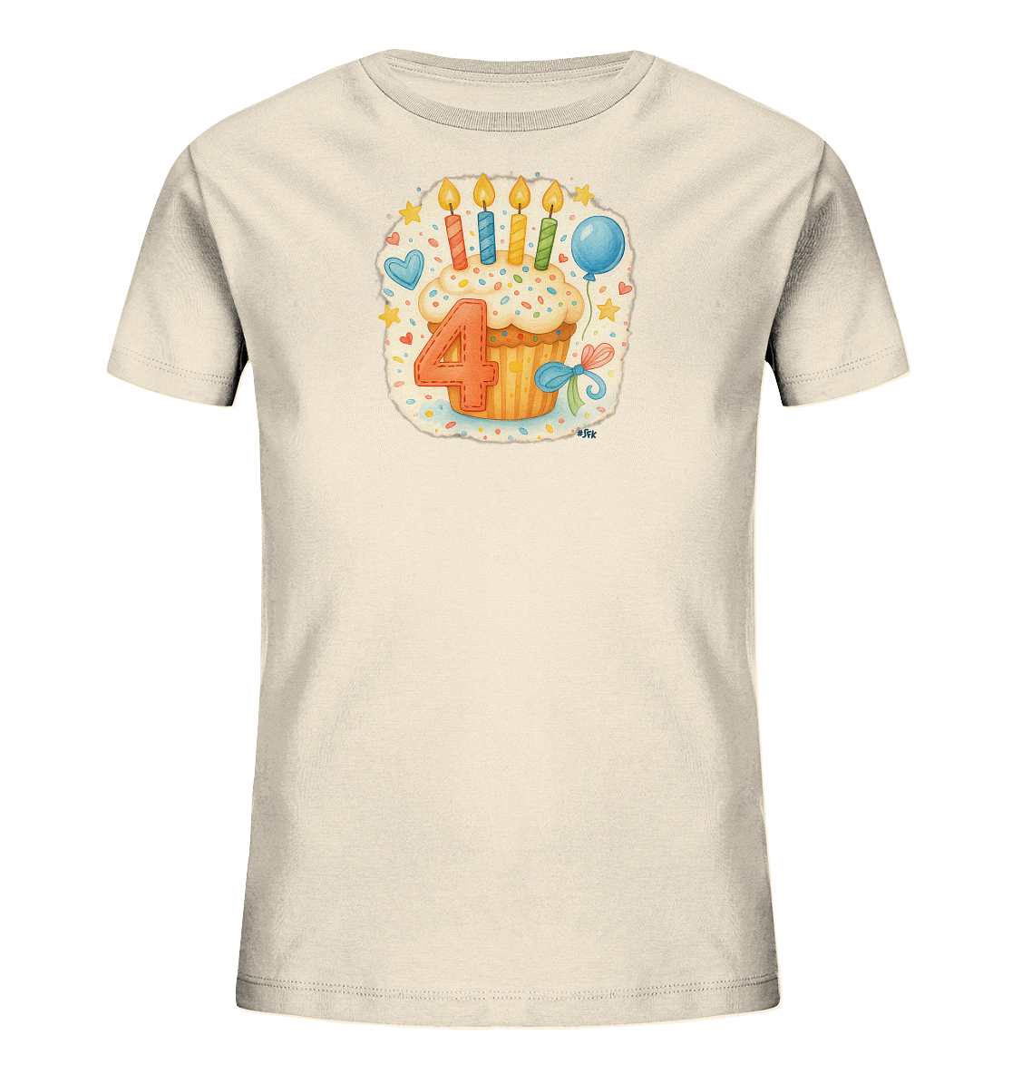 Onlineshop Shirts fuer Kinder - Das Bild zeigt ein cremefarbenes Kinder-T-Shirt mit einem festlichen Motiv. Zentral ist ein Cupcake mit brennenden Kerzen und der grossen Zahl '4' platziert. Um das Motiv herum sind ein Ballon, ein Herz und bunte Sterne sowie Konfetti dargestellt. Die Illustration ist farbenfroh und versprueht eine froehliche, geburtstagsaehnliche Stimmung.