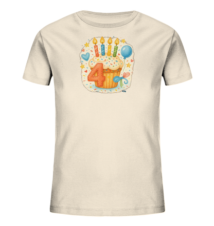 Onlineshop Shirts fuer Kinder - Das Bild zeigt ein cremefarbenes Kinder-T-Shirt mit einem festlichen Motiv. Zentral ist ein Cupcake mit brennenden Kerzen und der grossen Zahl '4' platziert. Um das Motiv herum sind ein Ballon, ein Herz und bunte Sterne sowie Konfetti dargestellt. Die Illustration ist farbenfroh und versprueht eine froehliche, geburtstagsaehnliche Stimmung.