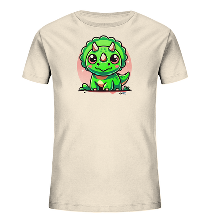Onlineshop Shirts fuer Kinder - Das Bild zeigt ein helles Kinder T-Shirt mit einer suessen Illustration eines gruenen Triceratops. Der kleine Cartoon-Dino sitzt mit grossen, runden Augen und rosa Wangen im Vordergrund. Hinter ihm ist ein blasser rosa Kreis zu sehen, der das Design abrundet. Das freundliche Motiv ist ideal fuer kleine Dino-Fans.
