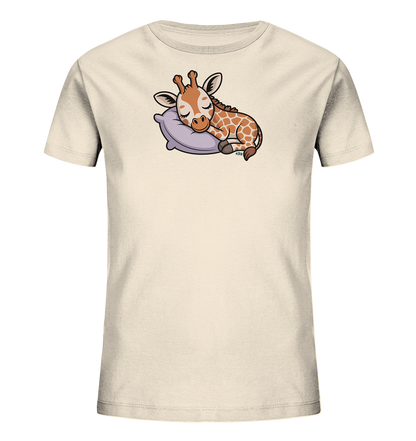Onlineshop Shirts fuer Kinder - Das Bild zeigt ein hellbeiges Kinder-T-Shirt mit einem niedlichen Motiv. Eine kleine, schlafende Giraffe liegt friedlich auf einem violetten Kissen. Das Design wirkt beruhigend und ist ideal fuer kleine Traeumer.