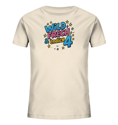 Onlineshop Shirts fuer Kinder - Dieses cremefarbene Kinder-T-Shirt zeigt einen lebendigen Aufdruck mit dem Spruch "WILD FRECH & endlich 4". Das Design umfasst bunte Buchstaben in Blau und Pink sowie verspielte Sterne in Gelb und Pink. Die Zahl 4 ist prominent in Blau hervorgehoben. Ein froehliches und farbenfrohes Design.