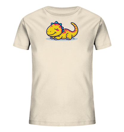 Onlineshop Shirts fuer Kinder - Das Bild zeigt ein cremefarbenes Kinder-T-Shirt mit einem niedlichen gelben Dinosaurier-Motiv auf der Vorderseite. Der Dinosaurier liegt friedlich mit geschlossenen Augen da und laechelt sanft. Er besitzt blaue Stacheln entlang des Rueckens und rosa Tupfen auf seinem Koerper. Das gesamte Design vermittelt einen verspielten und freundlichen Eindruck, ideal fuer Kinder.