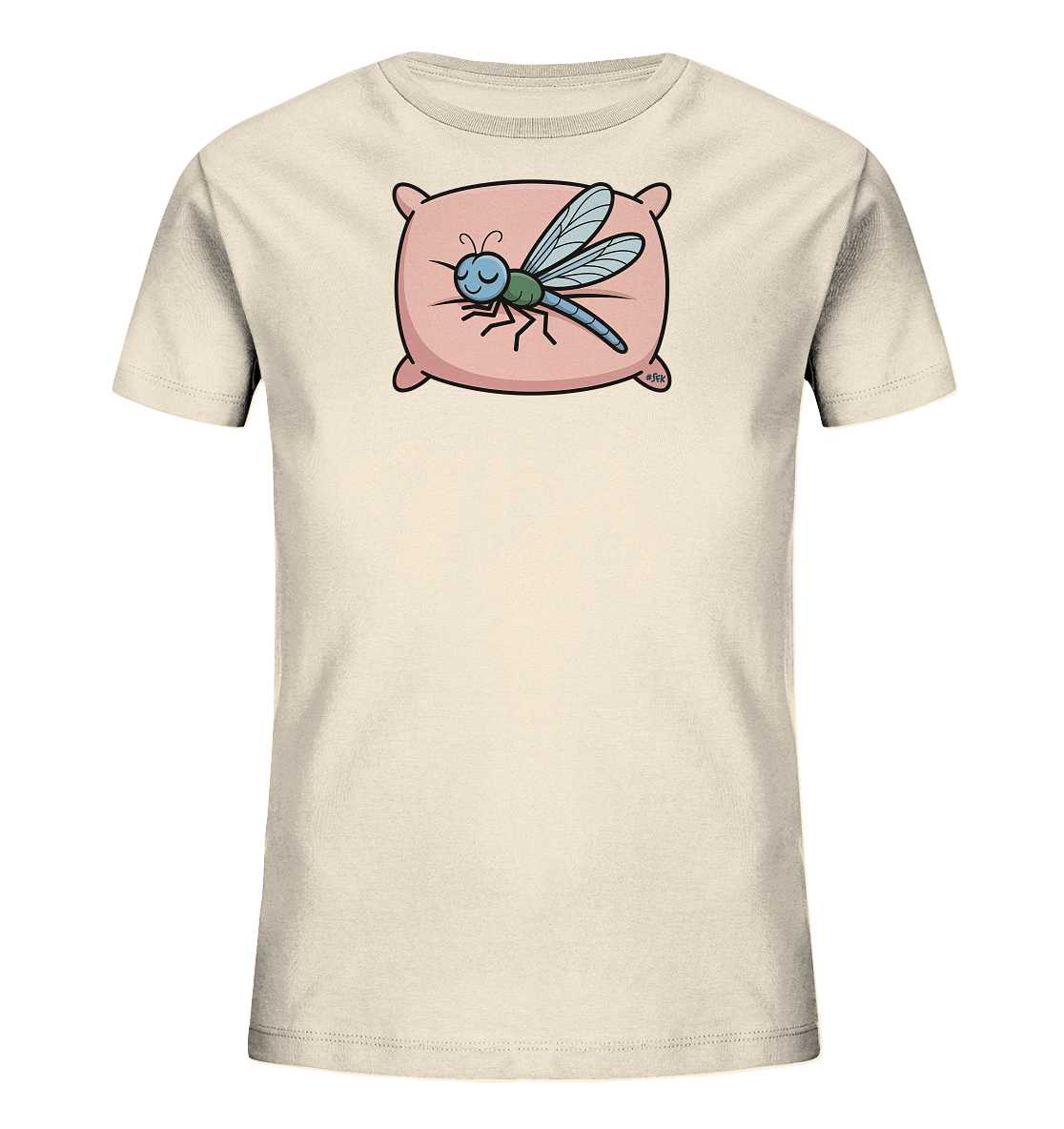 Onlineshop Shirts fuer Kinder - Das Bild zeigt ein hellbeiges Kinder-T-Shirt mit einem niedlichen Motiv einer schlafenden Libelle. Die blaugruene Libelle mit ihren grossen, zarten Fluegeln liegt friedlich auf einem weichen, rosafarbenen Kissen. Sie hat geschlossene Augen und ein sanftes Laecheln. Das Design strahlt Ruhe und Gemuetlichkeit aus und ist ideal fuer Kinder.