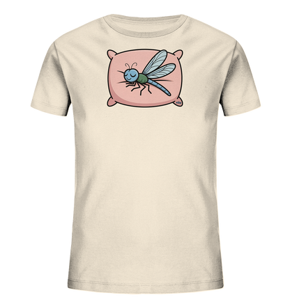 Onlineshop Shirts fuer Kinder - Das Bild zeigt ein hellbeiges Kinder-T-Shirt mit einem niedlichen Motiv einer schlafenden Libelle. Die blaugruene Libelle mit ihren grossen, zarten Fluegeln liegt friedlich auf einem weichen, rosafarbenen Kissen. Sie hat geschlossene Augen und ein sanftes Laecheln. Das Design strahlt Ruhe und Gemuetlichkeit aus und ist ideal fuer Kinder.