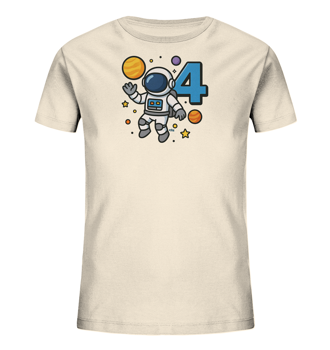 Onlineshop Shirts fuer Kinder - Das Bild zeigt ein helles T-Shirt fuer Kinder mit einem Weltraum-Motiv auf der Vorderseite. Das Design zeigt einen fliegenden Astronauten, umgeben von Planeten und Sternen. Eine grosse, blaue Zahl '4' ist ebenfalls Teil der Grafik. Das gesamte Motiv hat einen freundlichen und farbenfrohen Stil.
