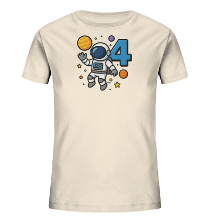 Onlineshop Shirts fuer Kinder - Das Bild zeigt ein helles T-Shirt fuer Kinder mit einem Weltraum-Motiv auf der Vorderseite. Das Design zeigt einen fliegenden Astronauten, umgeben von Planeten und Sternen. Eine grosse, blaue Zahl '4' ist ebenfalls Teil der Grafik. Das gesamte Motiv hat einen freundlichen und farbenfrohen Stil.