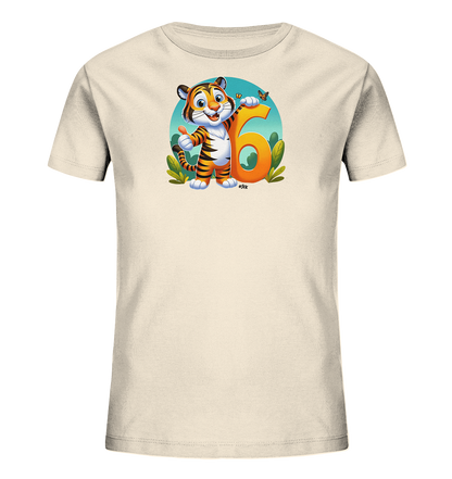 Onlineshop Shirts fuer Kinder - Das Bild zeigt ein hellbeiges Kinder-T-Shirt mit einem froehlichen Cartoon-Tiger auf der Vorderseite. Der Tiger steht neben einer grossen orangefarbenen Zahl '6' und gibt einen Daumen hoch. Das Motiv ist von einem blauen Kreis umrahmt und enthaelt gruene Pflanzen sowie einen kleinen Schmetterling. Dieses Design wirkt sehr lebendig und ansprechend fuer Kinder.