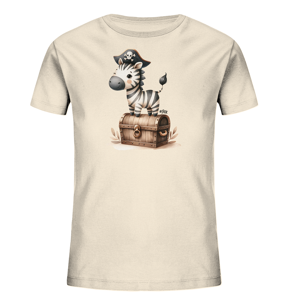 Onlineshop Shirts fuer Kinder - Das Bild zeigt ein hellbeiges Kinder-T-Shirt mit einem niedlichen Motiv. Darauf ist ein kleines Zebra abgebildet, das einen Piratenhut traegt und auf einer Schatzkiste steht. Das Zebra hat ein freundliches Laecheln und die Schatzkiste ist detailreich gestaltet. Das Design ist verspielt und greift das Thema Piratenabenteuer auf.