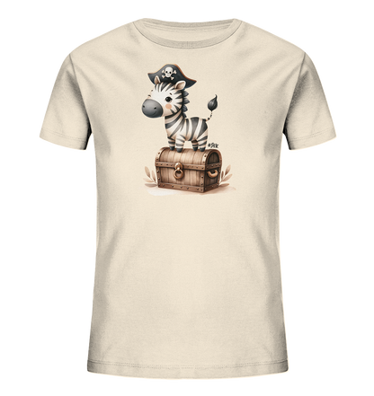 Onlineshop Shirts fuer Kinder - Das Bild zeigt ein hellbeiges Kinder-T-Shirt mit einem niedlichen Motiv. Darauf ist ein kleines Zebra abgebildet, das einen Piratenhut traegt und auf einer Schatzkiste steht. Das Zebra hat ein freundliches Laecheln und die Schatzkiste ist detailreich gestaltet. Das Design ist verspielt und greift das Thema Piratenabenteuer auf.
