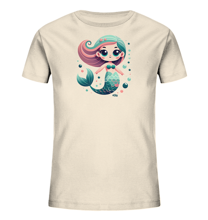 Onlineshop Shirts fuer Kinder - Das Bild zeigt ein cremefarbenes Kinder-T-Shirt. Darauf ist eine niedliche Cartoon-Meerjungfrau abgebildet. Sie hat pinkes und tuerkises Haar, eine tuerkise Flosse und schwimmt inmitten von Blasen. Das Design wirkt froehlich und verspielt.