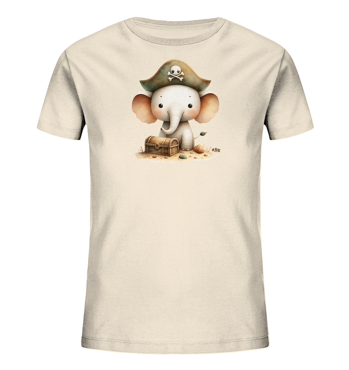 Onlineshop Shirts fuer Kinder - Dieses cremefarbene Kinder-T-Shirt zeigt eine entzueckende Illustration eines kleinen Elefanten. Der Elefant traegt einen gruenen Piratenhut mit einem Totenkopf-Motiv. Er sitzt auf einem sandigen Untergrund neben einer kleinen Schatztruhe und Muscheln. Das Design ist verspielt und maritim inspiriert.
