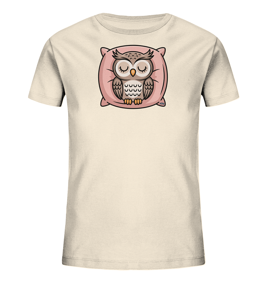 Onlineshop Shirts fuer Kinder - Das Bild zeigt ein hellbeiges Kinder-T-Shirt. Auf der Vorderseite ist eine schlafende Eule dargestellt, die friedlich auf einem rosa Kissen liegt. Die Eule hat geschlossene Augen und ist in natuerlichen Braun- und Grautoenen gehalten. Das gesamte Motiv strahlt Ruhe aus und ist ideal fuer kleine Traeumer.