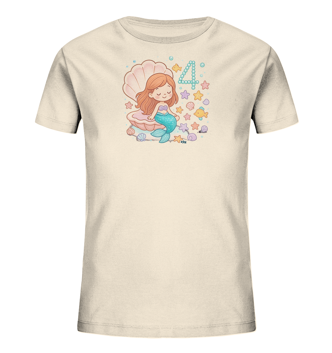 Onlineshop Shirts fuer Kinder - Das Bild zeigt ein cremefarbenes T-Shirt fuer Kinder mit einer niedlichen Meerjungfrau-Grafik. Die Meerjungfrau sitzt in einer grossen Muschel. Neben ihr ist die Zahl '4' aus Blasen dargestellt, umgeben von Seesternen, Muscheln und einem Fisch. Das Design ist verspielt und maritim.