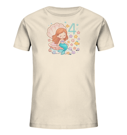 Onlineshop Shirts fuer Kinder - Das Bild zeigt ein cremefarbenes T-Shirt fuer Kinder mit einer niedlichen Meerjungfrau-Grafik. Die Meerjungfrau sitzt in einer grossen Muschel. Neben ihr ist die Zahl '4' aus Blasen dargestellt, umgeben von Seesternen, Muscheln und einem Fisch. Das Design ist verspielt und maritim.