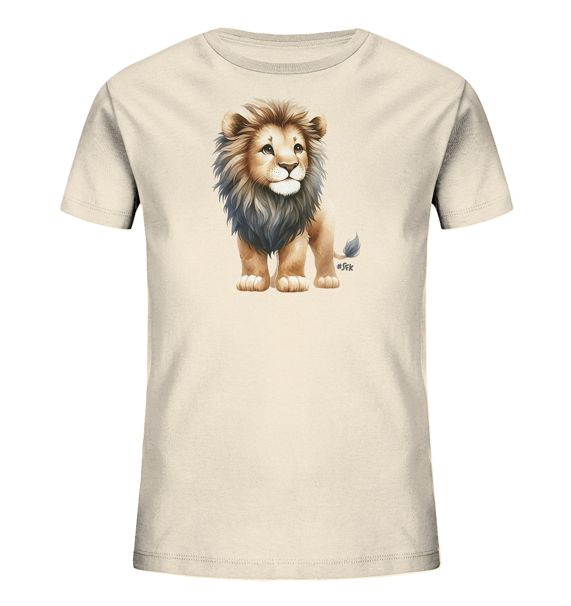 Onlineshop Shirts fuer Kinder - Das Bild zeigt ein helles T-Shirt fuer Kinder mit einem niedlichen Aufdruck eines kleinen Loewen. Der Loewenjunge steht aufrecht und hat eine volle Maehne in Grau- und Brauntoenen. Das Design ist in einem sanften, kuenstlerischen Stil gehalten und verleiht dem Shirt einen verspielten Look.