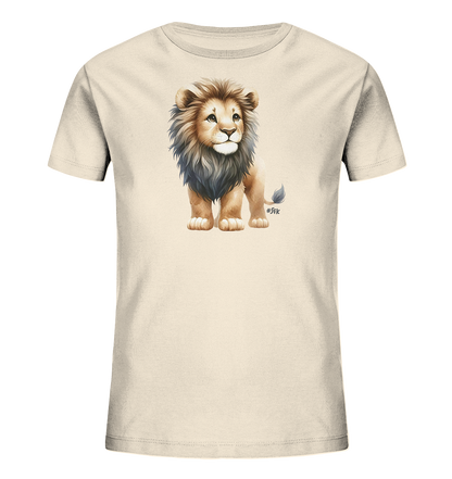 Onlineshop Shirts fuer Kinder - Das Bild zeigt ein helles T-Shirt fuer Kinder mit einem niedlichen Aufdruck eines kleinen Loewen. Der Loewenjunge steht aufrecht und hat eine volle Maehne in Grau- und Brauntoenen. Das Design ist in einem sanften, kuenstlerischen Stil gehalten und verleiht dem Shirt einen verspielten Look.